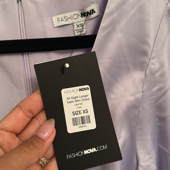 Satin Mini dress- lilac, has a ruched slit, long sleeve, satin material - Picture 4 of 5